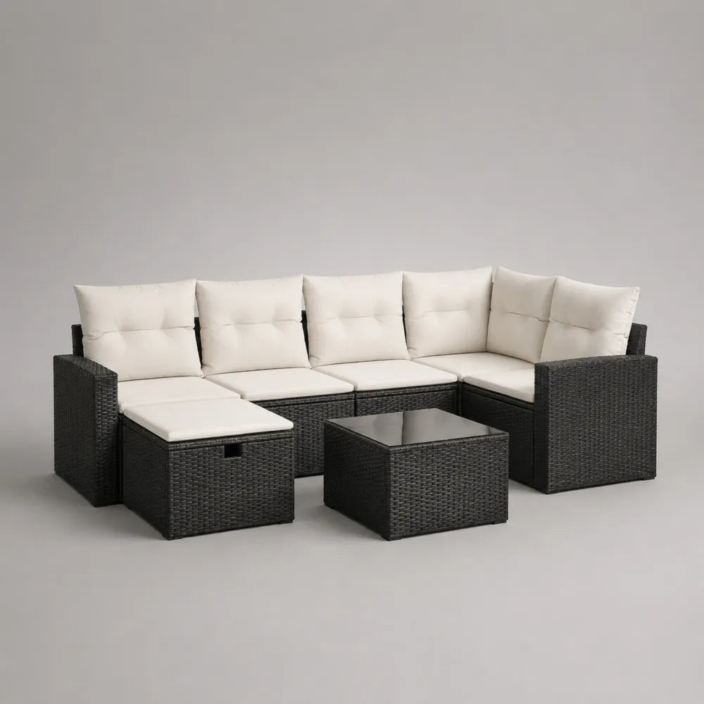 Set divano da giardino angolare in rattan sintetico nero con cuscini in poliestere bianco e tavolino con piano in vetro 300 x 200 x 70 cm