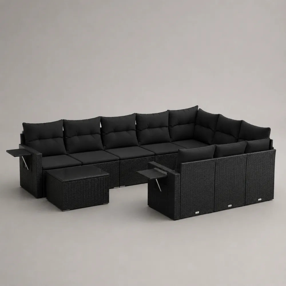 Set divano da giardino modulare angolare 350x250x70 cm in rattan sintetico nero con cuscini neri e tavolini